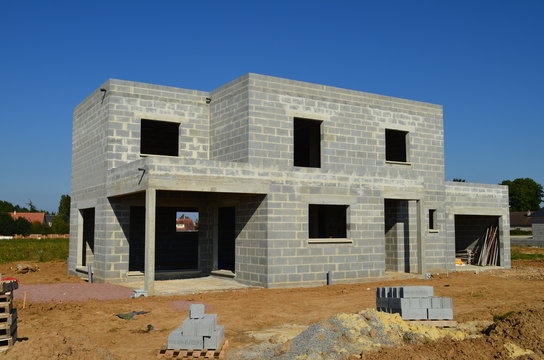 Maison contemporaine en construction.