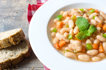 white beans with carrot and green pepper