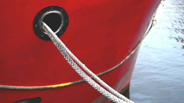 Fischkutter im Hafen mit Festmacherleine