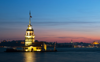Fototapeta premium Maiden tower ( Kiz Kulesi) in Istanbul on a sunset, Turkey