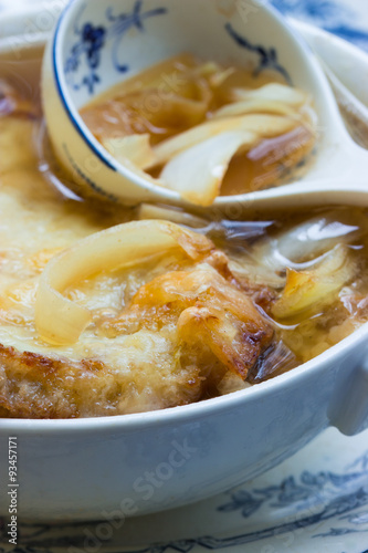 &amp;quot;Französische Zwiebelsuppe mit Käse überbacken in Suppenschale mit ...