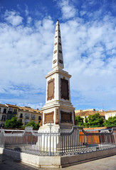 Fototapeta na wymiar Monumento a Torrijos, obelisco, Málaga, España