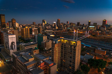 Naklejka premium Centrum Johannesburga o zachodzie słońca.
