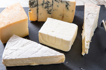 Vassoio nero con fette di formaggi