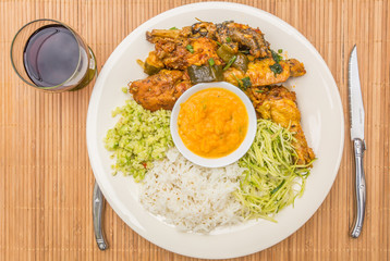 assiette créole, cari poulet noir, riz épicé, purée , rougails 