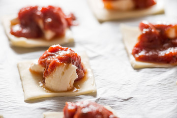 Pizzette finger food sulla teglia  prima di essere infornate