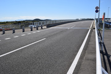 Fototapeta premium 出羽大橋／山形県を貫流する最上川（一級河川）に架かる県内最長の橋、出羽大橋を撮影した写真です。全長1,817mの橋は最上川河口に近く、冬には白鳥7,000羽が飛来し、越冬地とするスワンパークがあり、夏には花火大会で人がうめ尽くす観光地です。