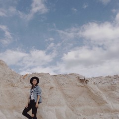 девушка на белом песке