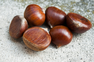 châtaignes sur fond de pierre