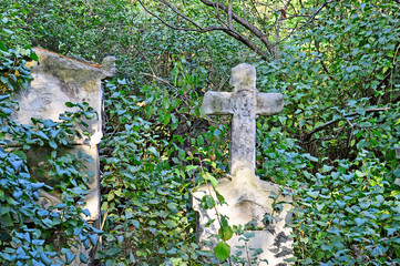 Steinkreuz im Friedhof