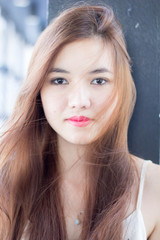 Fototapeta premium Portret tajlandzka dorosła piękna dziewczyna relaksuje czas.