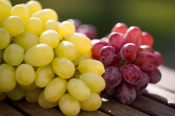 gemischte Weintrauben auf Holztisch