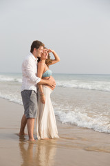 Fototapeta na wymiar couple in the beach