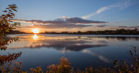 Sonnenuntergang am Stausee
