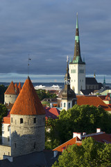 Церковь Олевисте и оборонительные башни под облачным небом. Старый Таллин