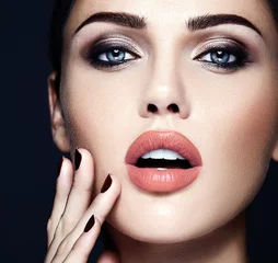 Sinnliches Glamour-Porträt einer schönen Frau Model Lady mit täglich frischem Make-up mit nackter Lippenfarbe und sauberem, gesundem Hautgesicht © halayalex