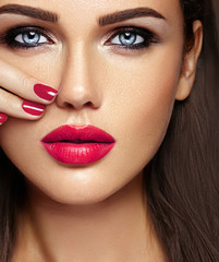 Fototapeta premium zmysłowy portret glamour pięknej kobiety modelki ze świeżym codziennym makijażem z różowym kolorem ust i czystą, zdrową skórę twarzy