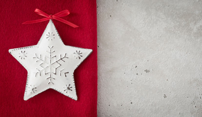 Weihnachtschmuck, Stern, Metall, Hintergrund roter Loden, Beton,