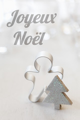 Weihnachts-Stillleben mit Lebkuchenmann-Ausstecher mit französi