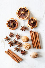 Stillleben mit Zimtstangen, getrockneten Orangen, Sternanis und