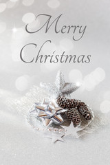 Weihnachtliches Arrangement mit Christbaumschmuck in Silber und