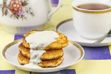 Cheesecakes and tea.