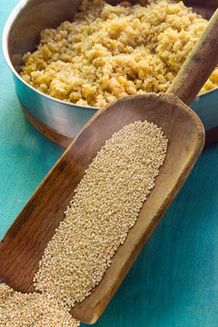 Wei&szlig;e Bio-Quinoa roh und gekocht auf Holzl&ouml;ffel und in Schale