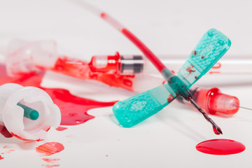 Fototapeta na wymiar Injektionsnadel zur Blutentnahme mit Blut und Spritzen