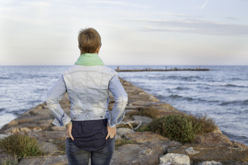 Mujer mirando al horizonte