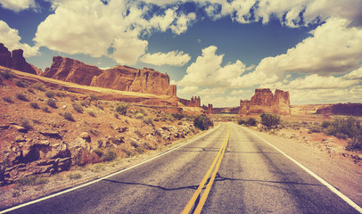 Fototapety  Vintage retro stylizowane malownicze pustynne drogi, Utah, USA.