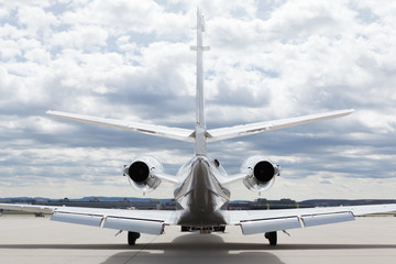 Flugzeug Privatjet auf dem Rollfeld vor dem Hangar