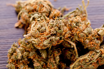 Cannabis marihuana blüten in kleinem Beutel Drogen