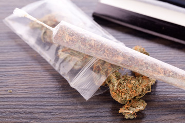 Cannabis Marihuana mit Papier und Joint zum drehen Drogen