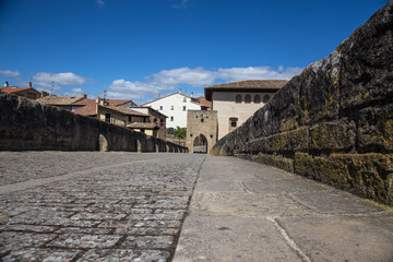 Fototapeta premium Famous bridge of Puente la Reina on the Camino de Santiago