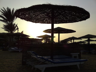 Tramonto tra gli ombrelloni