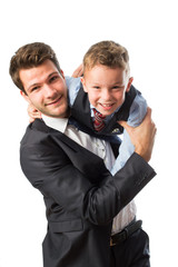 vater und sohn im anzug haben spaß