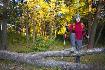 Obraz premium The girl with the backpack.
