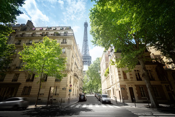 building in Paris near Eiffel Tower - obrazy, fototapety, plakaty
