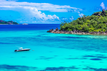 Obraz premium Yacht in paradise bay of Seychelles, Praslin