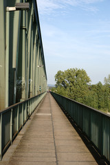 Obraz premium Eisenbahnbrücke Mainz / Ein Fahrradweg und Fußgängerweg an der Seite einer Eisenbahnbrücke