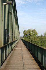 Eisenbahnbrücke Mainz / Ein Fahrradweg und Fußgängerweg an der Seite einer Eisenbahnbrücke