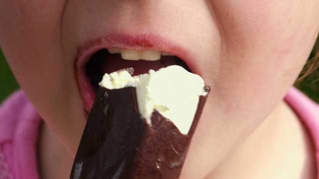 Makro: Ein kleines M&auml;dchen isst Eis am Stil - Teil 1