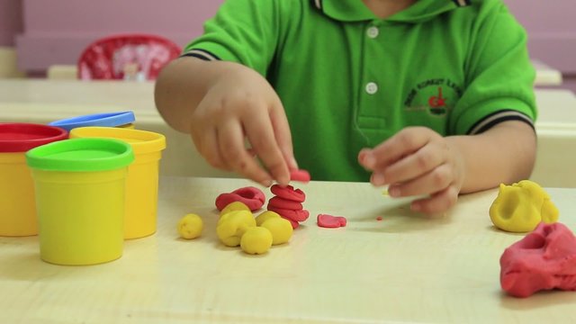 &ccedil;ocuk oyun hamuru yapıyor