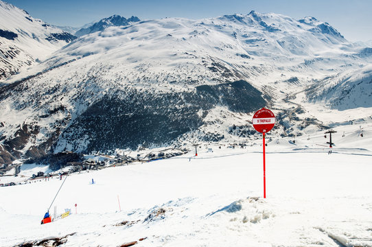 Ski road marking