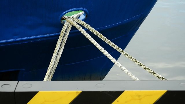 Festmacherleine an einem Fischkutter
