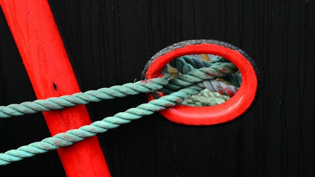 Festmacherleine an einem Fischkutter

