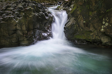Fototapeta premium 日本の滝 河津七滝 カニ滝