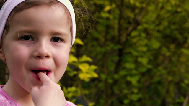 Ein kleines M&auml;dchen isst Schokoladencreme mit dem Finger - Teil 1