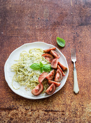 Pasta spaghetti with pesto sauce, basil and fresh kumato