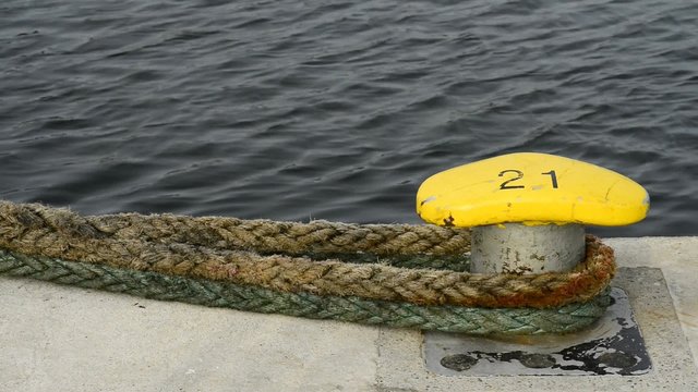 Poller im Hafen mit Festmacherleine 